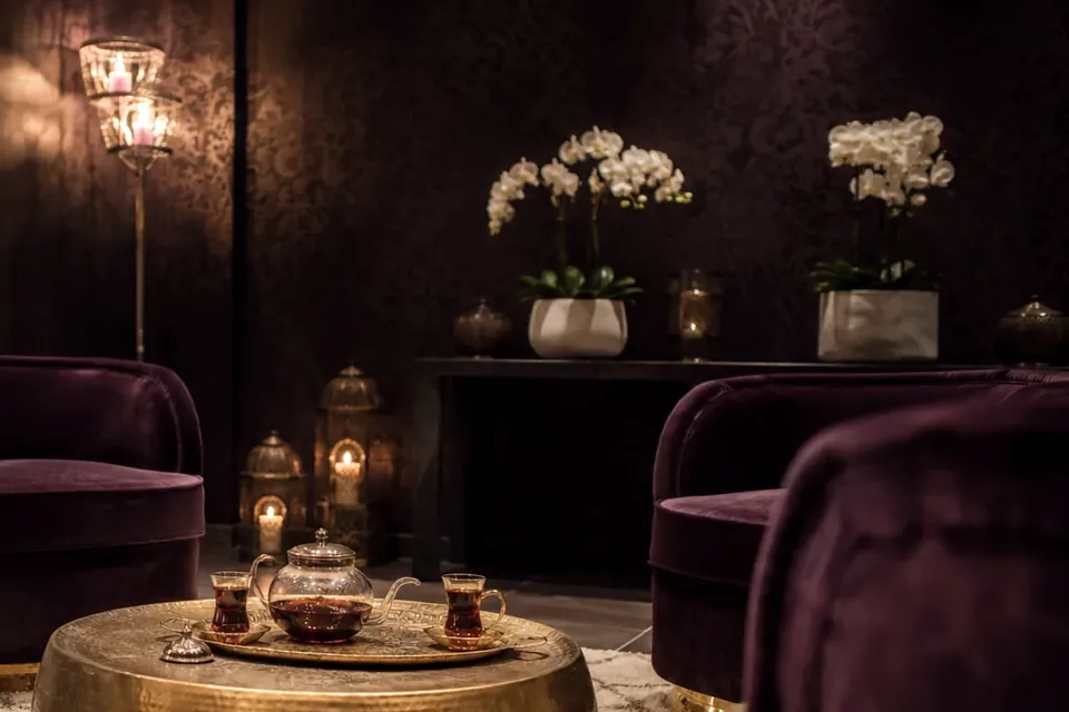 Elena Masaj Salonu, Beyoğlu — bekleme salonu, koltuklar ve ışık